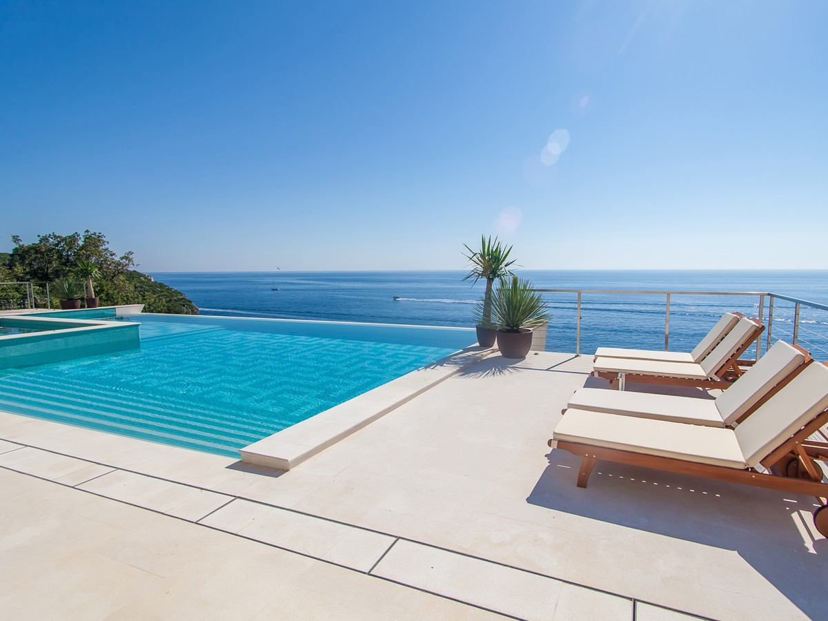 Piscina a sfioro o infinity impatto scenografico e design Piscina a sfioro