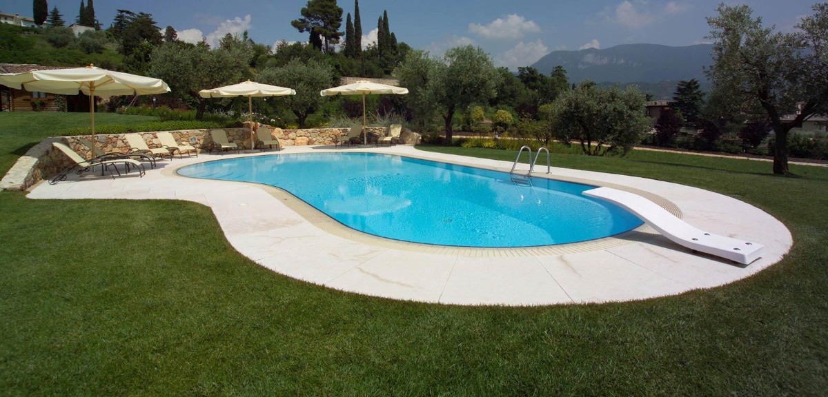 Piscina a sfioro o infinity impatto scenografico e design Piscine a sfioro prefabbricate