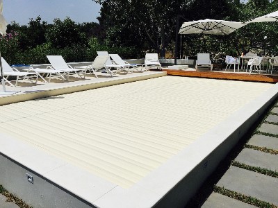 piscina a salerno con tapparella