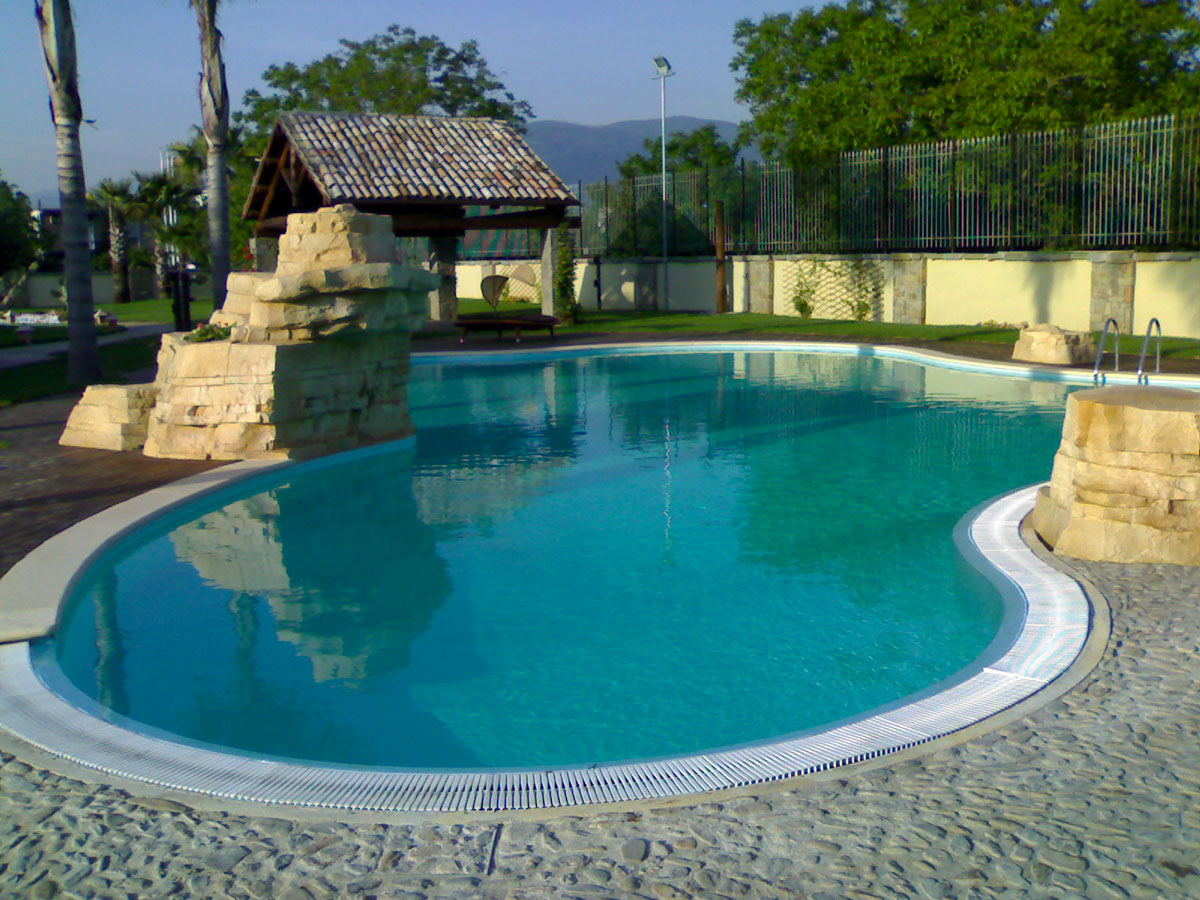 Piscina a sfioro o infinity impatto scenografico e design Piscina a sfioro