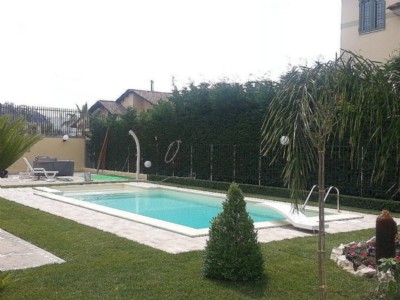 Costruzione piscina privata con impianto a sale